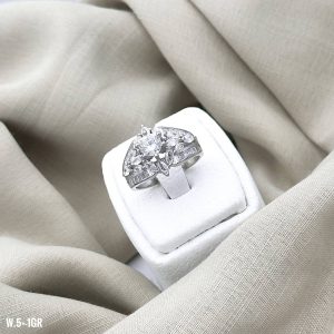 انگشتر نقره زنانه سولیتر با عیار ۹۲۵ و آبکاری رادیوم درجه یک با نگین درشت