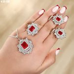 سرویس نقره با عیار 925 و آبکاری رادیوم به همراه نگین های اتمی مربعی یاقوتی طرح اشرافی(گوشواره حلقه و گردنبند) - تصویر 2