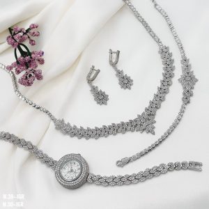 سرویس کامل جواهری (عروس) با عیار 925 و رادیوم شده با نگین های ریز اتمی طرح گیاه شامل گردنبند دستبند گوشواره و ساعت