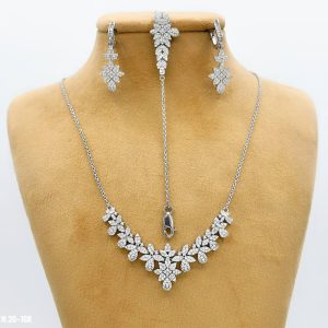 سرویس نقره با عیار ۹۲۵ و آبکاری طلا سفید درجه یک شامل گردنبند دستبند و گوشواره