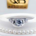 انگشتر | نقره زنانه با عیار ۹۲۵ و آبکاری رادیوم درجه با نگین سولیتر و رکاب نگین کاری شده مثلثی