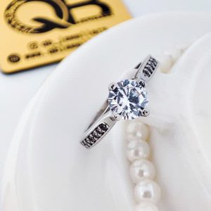 خرید | انگشتر نقره زنانه با عیار ۹۲۵ و آبکاری رادیوم درجه یک مدل سولیتر و تک نگین و رکابی زیبا