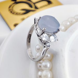 انگشتر زنانه نقره رادیوم عیار ۹۲۵ نگین عقیق یمنی کبود ( یاسی )