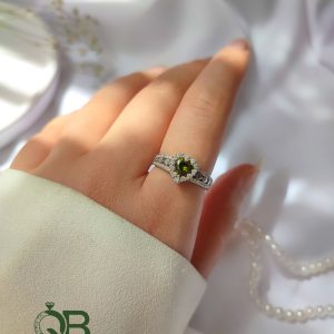 انگشتر نگین زمردی قلبی