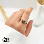 انگشتر نقره زنانه ۵ نگین سبز مدل مینیمال A198